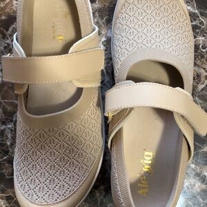 Alegria Women's Cream Mary Jane Shoes
